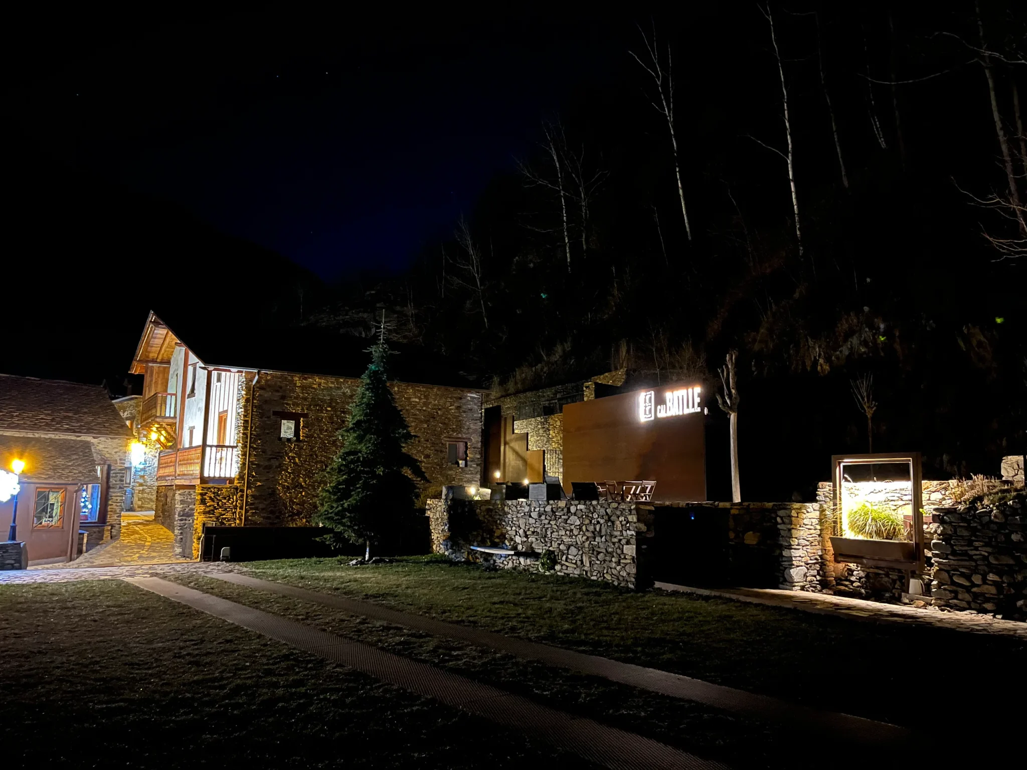 Façana de Cal Batlle il·luminada de nit