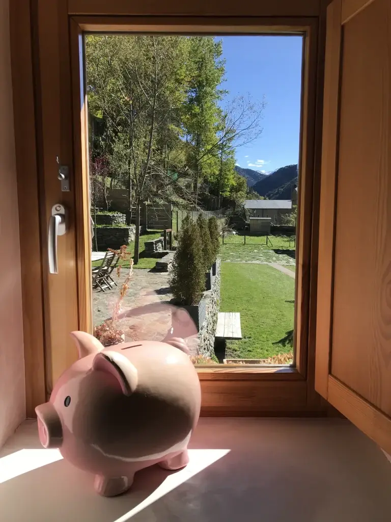 Vistes al jardí i a la muntanya des d'una finestra de Cal Batlle