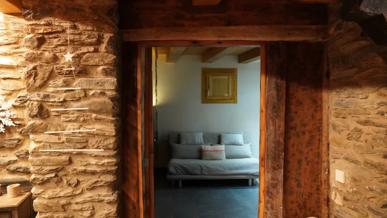 Entrada de pedra a l'habitació 2 amb sofà llit