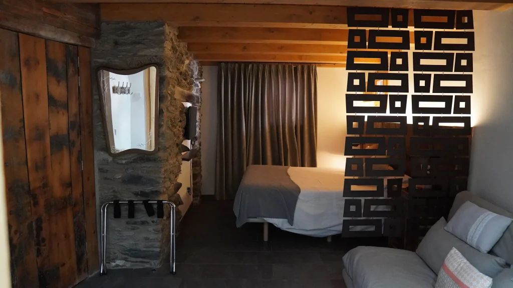 Habitació 2 amb llit doble i separador decoratiu