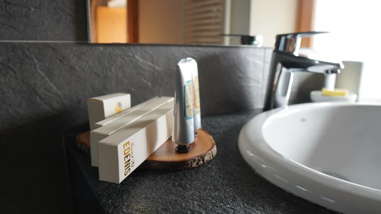 Detall d'amenities al bany de l'habitació 3