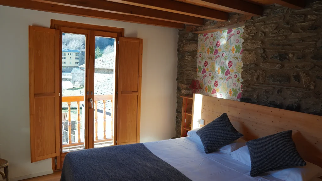 Habitació 3 amb llit doble i sortida al balcó