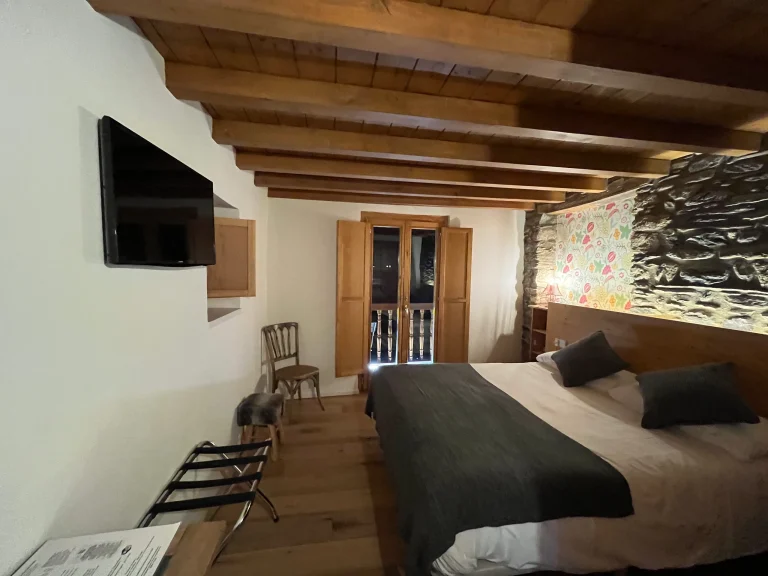 Habitació 3 amb llit doble i bigues de fusta