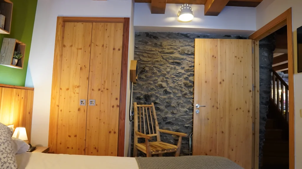 Armaris de fusta de pi a l'habitació 4