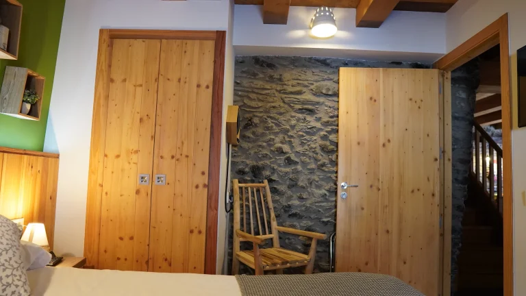 Armaris de fusta de pi a l'habitació 4