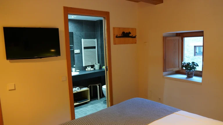 Habitació 4 amb finestra i accés al bany