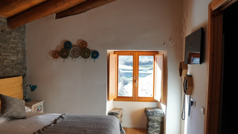 Habitació 5 amb finestra i bigues de fusta