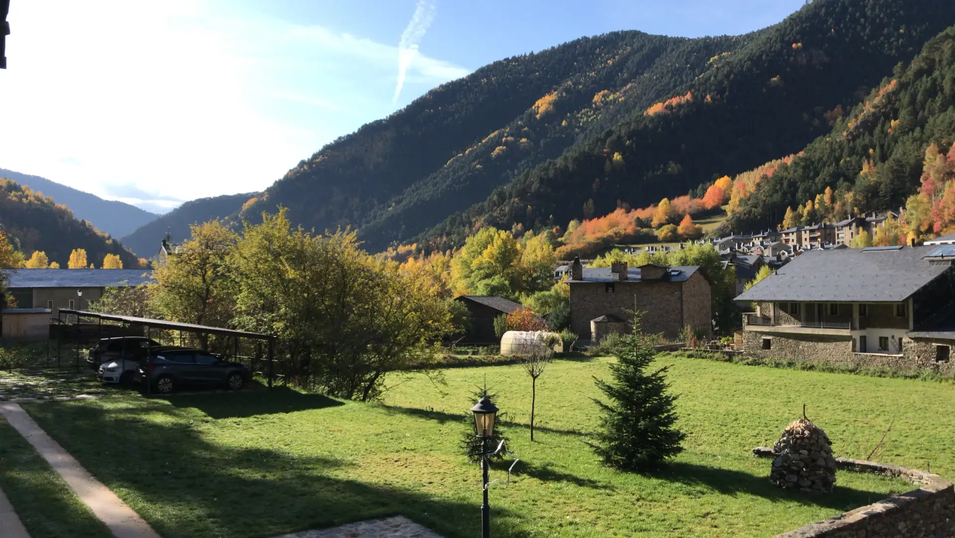 Jardí de Cal Batlle a la tardor amb vistes a la vall