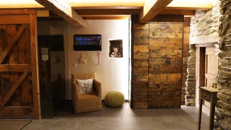 Rebedor de la planta baixa amb portes de fusta