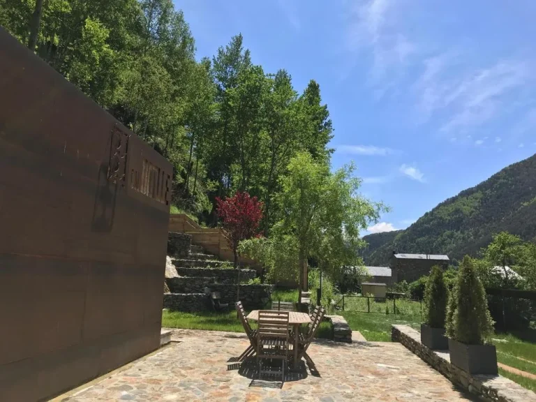 Terrassa exterior amb pati de pedra i taula a Cal Batlle