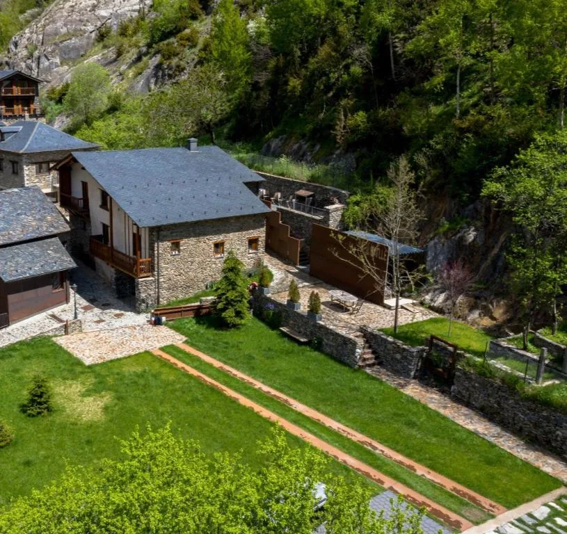 Vista aèria de la casa Cal Batlle i el seu jardí