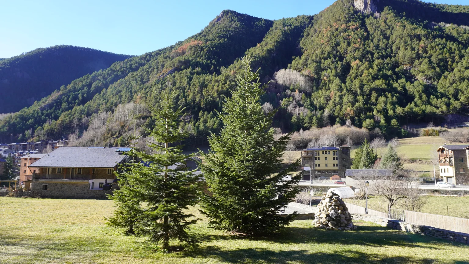 Vistes de la vall i les muntanyes des del jardí de Cal Batlle